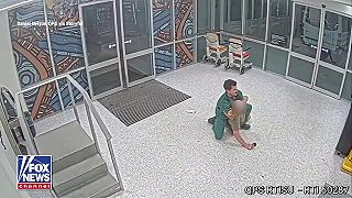 video Zdravotný brat v Austrálii zvládol násilného pacienta, pomohlo mu džiu-džicu