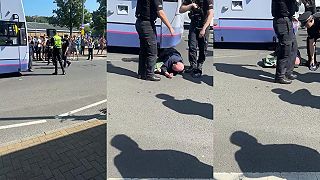 Policajti v Lancashire zhodili starého muža na zem po zablokovaní autobusu