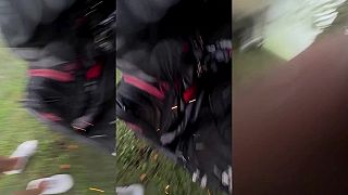 video Stáť pod vysokým dubom počas búrky na golfovom ihrisku nie je dobrý nápad!