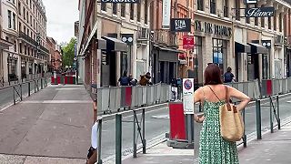 video Policajtky v Toulouse pobodané mužom s nožom, ktorý kričal Allahu Akbar