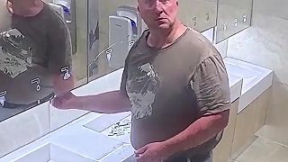 video Moderné umývanie rúk vs. chlap s krátkou zápalnou šnúrou