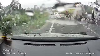 video Smrteľná nehoda cisterny s palivom v Malajzii: zrážka s autom a následný požiar
