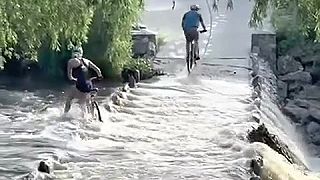 video Cyklistka sa zmenila na boj o život, ženu vtiahol prúd vody pod zaplavený most