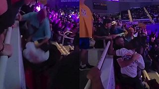 Násilná bitka medzi divákmi na MMA zápase v Charlotte po sločnej výmene