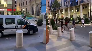 video Migranti v Ceute napadli policajné vozidlá