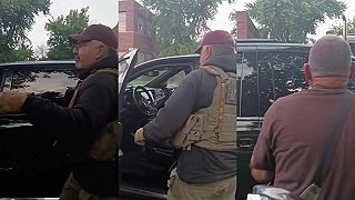Agresívny muž sa vyhráža agentom ICE počas razie v Chicagu