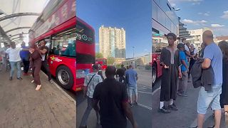 Muž útočil na cestujúcich v autobuse v Londýne, ľudia ho bili palicami