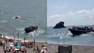 video Desiatky migrantov vtrhli na pláž v Španielsku a vyplašili turistov