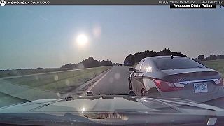 video Policajný zásah v Arkansase: Manéver PIT spôsobil zrážku s autom staršieho páru