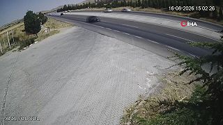 Hrozná nehoda v Konye: Auto vyletelo do protismeru, dvaja vodiči zahynuli