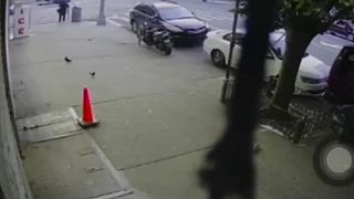 Zrážka áut v New Yorku: Corvette narazil do chodca, vodič Mercedesu ušiel