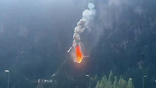 video Vírnik narazil do lanovky nad priehradou v Taliansku, dve osoby zahynuli