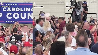 Protestujúci s provokatívnym tričkom vyvedený z Trumpovho mítingu