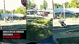 Červené auto vysokou rýchlosťou narazí do bicykla na priechode pre chodcov