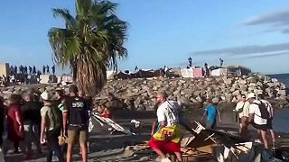 video Ľudia v Ceute rozoberajú provizórny tábor migrantov, strážili ho ťažkoodenci!