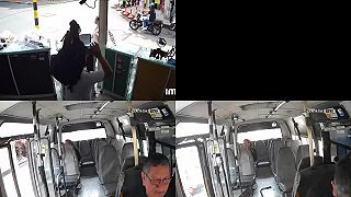 video Motorkár preletel cez dvere autobusu a zázrakom prežil