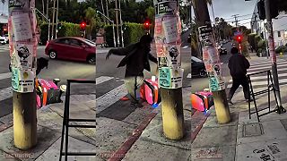 Bezdomovec kradne jedlo z doručovacieho robota v Los Angeles