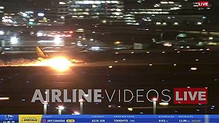 video Nákladné lietadlo DHL vzplanulo po poruche bŕzd pri pristátí na letisku LAX