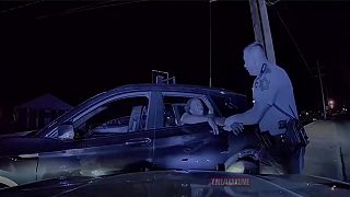 Policajt vytiahol podozrivého za dredy z SUV po rýchlej naháňačke
