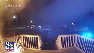 Policajt zachránil dievčatko z horiaceho bytu a pomohol pri evakuácii rodiny