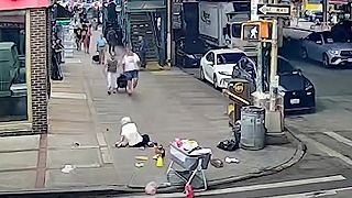 Muž hodil plný odpadkový kôš na 90-ročnú ženu v New Yorku