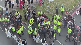 Protestujúci v Birminghame prišli do konfliktu s políciou pred konferenciou