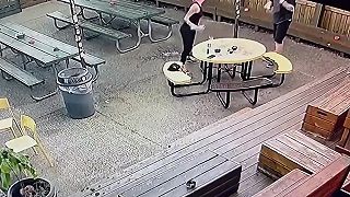 video Nie každé rande dopadne dobre: Keď ho žena odmietla, muž ju napadol