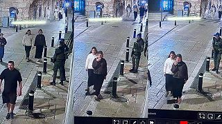 video Žena napľula na zem pred katedrálou v Jeruzaleme, hoci boli blízko policajti