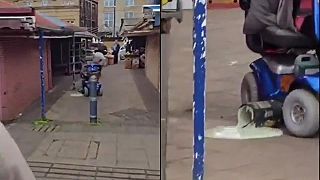 Žena na elektrickom vozíku narazila do chodkyne a začala ju prenasledovať