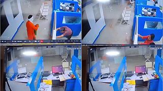 video Zlodej v Indii použil čili prášok na krádež peňazí z banky SBI
