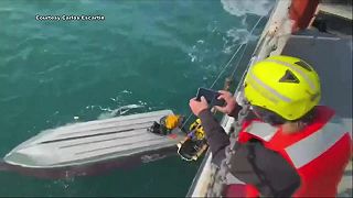 video Tínedžer prežil 5 dní na prevrátenom člne v Beringovom mori, dvaja ďalší zomreli