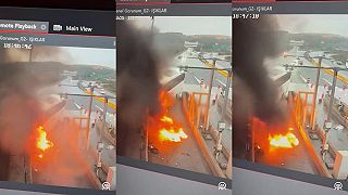 video Autobus v Istanbule narazil do bariéry a vzplanul, dve osoby zahynuli
