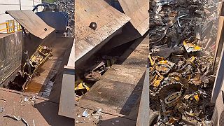 video Malý nakladač šiel do starého železa (hydraulického lisu)