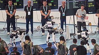 video Prvá vzpieracia súťaž humanoidných robotov
