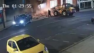 video Zlodeji použili teleskopický manipulátor na vytrhnutie bankomatu zo steny budovy