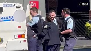 Zadržanie ozbrojeného muža na letisku v Austrálii: polícia utrpela zranenia