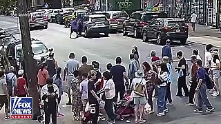 Príslušník polície zachránil vodiča SUV, ktorý stratil vedomie na križovatke