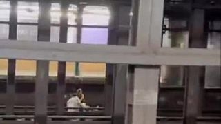 Dvaja mladí ľudia zahynuli po tom, čo sedeli na koľajniciach metra v New Yorku