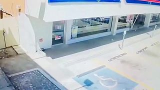 video 93-ročný vodič pridal plyn a vrazil s Mercedesom do lekárne, zranil ženu