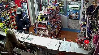 Pracovníčka kiosku v Argentíne odrazila ozbrojeného zlodeja sprejom