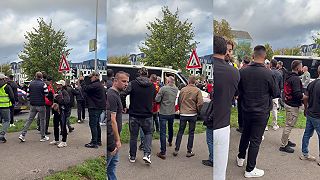 Albánski protestujúci obkľúčili a vyliezli na holandské policajné vozidlá