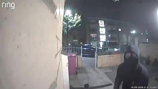 Skupina ľudí spôsobila chaos na ulici v londýnskej štvrti E14