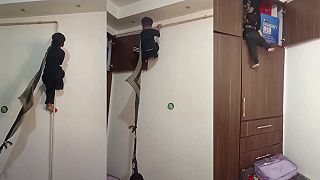 video Decká sa schovali do hornej skrinky, ako sa tam dostali?