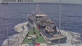 video Čínska pobrežná stráž narazila do filipínskej lode pri zásobovacej misii