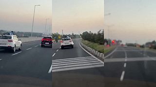 video Indický policajt sa viezol na streche auta takmer 40 kilometrov