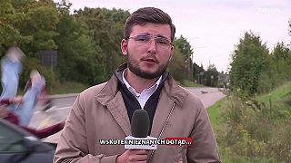 video 14-ročné dievča na kolobežke zrazené autom priamo za reportérom počas vysielania