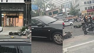video Auto v Číne narazilo do nákupného centra, dvaja ľudia utrpeli ľahké zranenia