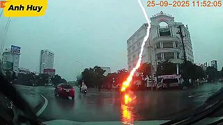 video Ženu vo Vietname počas jazdy na motocykli zasiahol blesk