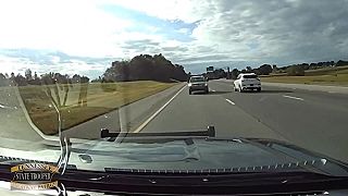 video Nehoda na diaľnici I-40: Zranený príslušník hliadky a vodič v protismere