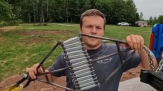 video Koľko trampolínových pružín dokáže zastaviť auto?
